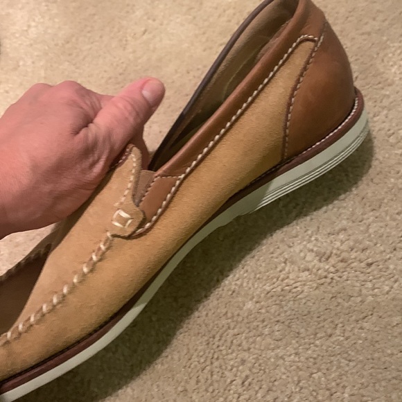 Some discoloration on right shoe from oil leaking in suitcase. Worn only twice - Picture 4 of 9